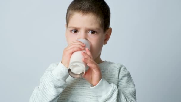 Ένα Αστείο Δυσαρεστημένο Αγόρι Πίνει Ένα Ζυμωμένο Προϊόν Γάλακτος Γιαούρτι — Αρχείο Βίντεο