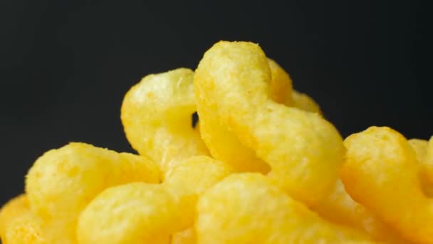 Deliciosos Chips Milho Crocante Com Especiarias Girar Círculo Fundo Preto — Vídeo de Stock