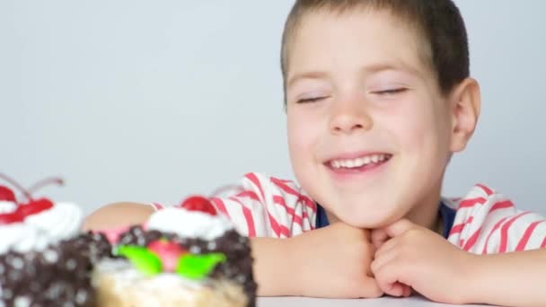 Niño Feliz Años Mira Delicioso Pastel Sonríe Sobre Fondo Blanco — Vídeos de Stock