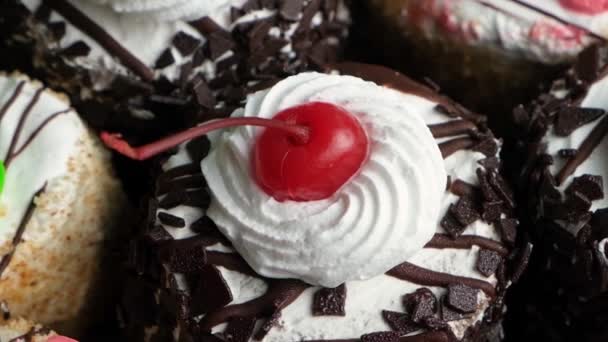Chocolate Cake Dengan Krim Dan Ceri Berputar Dalam Lingkaran Top — Stok Video