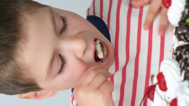 可爱的学龄前男孩吃蛋糕 吃美食 垂直视频 — 图库视频影像