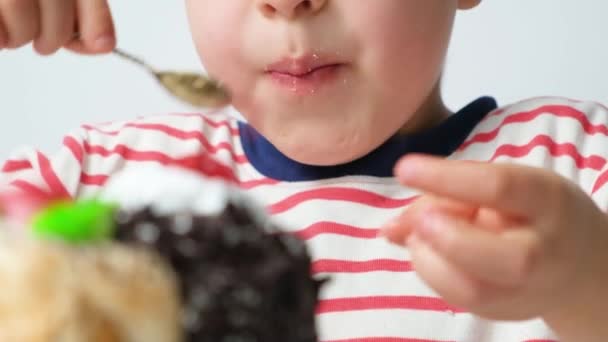 Preescolar Niño Años Comiendo Pastel Con Una Cuchara Lame Sobre — Vídeos de Stock