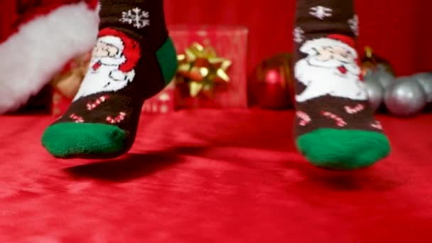 Смешные Рождественские Ножки Теплых Носках — стоковое видео