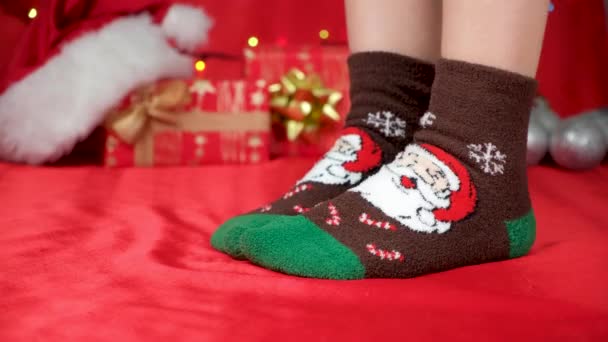 Γυναικεία Πόδια Ζεστές Χριστουγεννιάτικες Κάλτσες Περπατούν Και Περιμένουν Για Ένα — Αρχείο Βίντεο