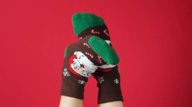 Noel çoraplı kadın ayakları. Kırmızı arka planda Noel Baba, dans eden bacaklar.