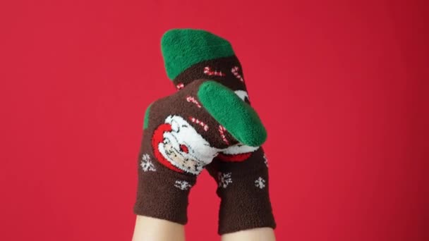 Dámské Nohy Vánoční Ponožky Santa Clausem Červeném Pozadí Nohy Nahoru — Stock video