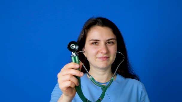 Médico Enfermeiro Com Estetoscópio Sorri Fundo Azul — Vídeo de Stock