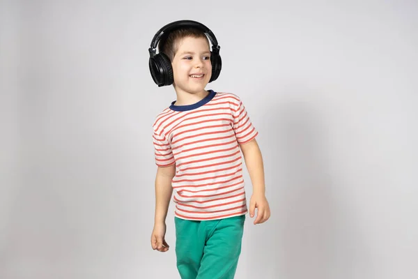 Szczęśliwy Letni Chłopiec Dużych Czarnych Słuchawkach Uśmiecha Się Odwraca Wzrok — Zdjęcie stockowe
