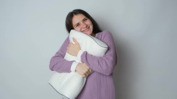 Όμορφη Μελαχρινή Γυναίκα Μωβ Πυτζάμες Ρούχα Ύπνου Αγκαλιάζουν Ορθοπεδικό Μαξιλάρι — Αρχείο Βίντεο