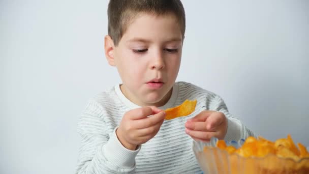 Aranyos Óvodás Fiú Chipset Eszik Egészségtelen Ételt Gyerekeknek — Stock videók