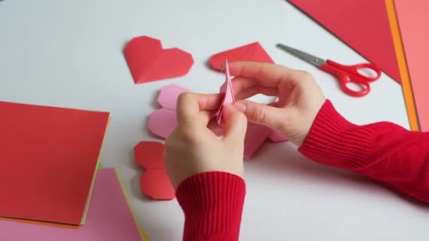 Červené Růžové Papírové Srdce Valentines Day Origami Papírové Řemesla — Stock video