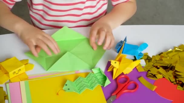 Criança Aprende Dobrar Estatuetas Animais Papel Origami Mãos Close — Vídeo de Stock