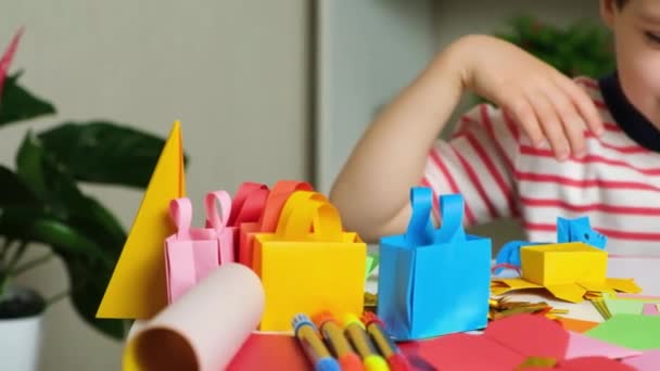 Menino Brinca Com Figuras Polvo Feitas Papel Origami — Vídeo de Stock