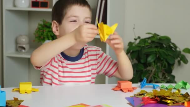 Fiú Játszik Figurák Egy Polip Egy Sárkány Origami Papír — Stock videók