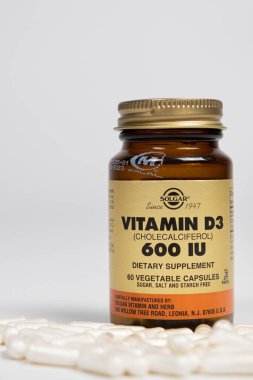 10 Kasım 2022, Zaporozhye, Ukrayna. Beyaz arkaplanda D3 Solgar vitamini