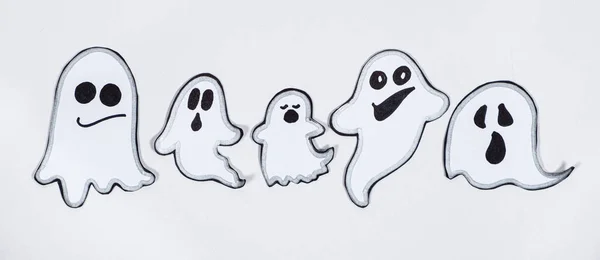 Fantasmas Charmosos Engraçados Com Rostos Fundo Branco Vista Superior — Fotografia de Stock