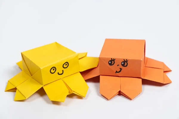 Två Söta Gula Och Orange Origami Bläckfiskar Vit Bakgrund Papper — Stockfoto
