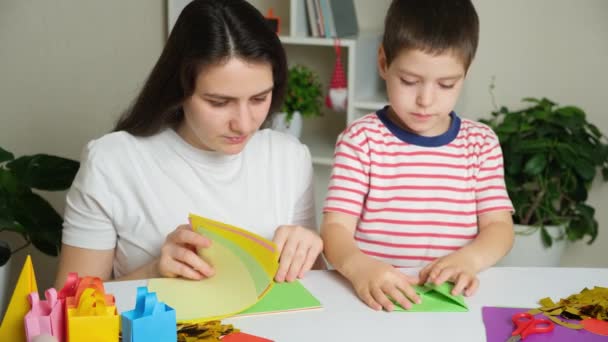 Matka Syn Dělat Řemesla Papíru Origami Vytvářet Zvířecí Figurky — Stock video