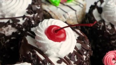 Kremalı ve kirazlı çikolatalı pasta daire şeklinde dönüyor..