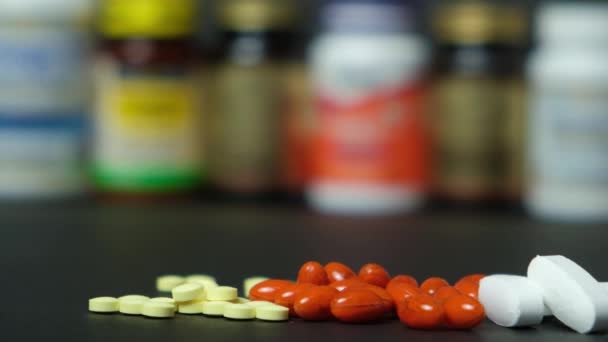 黑色背景的药品或营养补充剂和装有药丸的罐子 — 图库视频影像