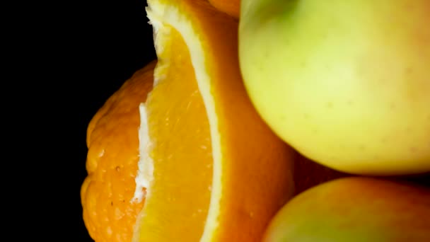 Manzanas Naranjas Caquis Girando Círculo Sobre Fondo Negro Verticales — Vídeo de stock