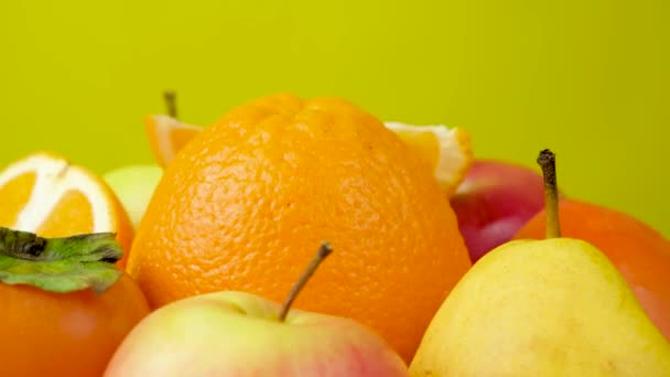 Frutos Color Naranja Amarillo Manzanas Caquis Peras Naranjas Sobre Fondo — Vídeo de stock