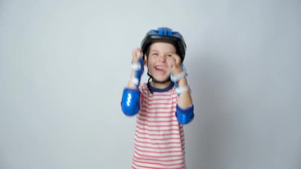保護ヘルメット 肘パッドと手袋の幸せな5歳の男の子は彼の手を拍手し 楽しみを持っています — ストック動画