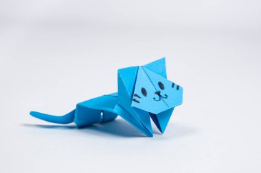 Mavi origami kağıt kedi, çocuklar ve yetişkinler için el işleri, DIY hayvan figürleri, beyaz arka plan.