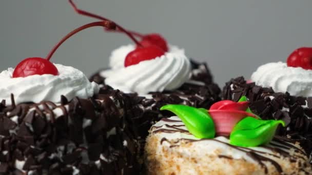 Tortas Con Chocolate Cerezas Crema Giran Sobre Fondo Blanco — Vídeo de stock