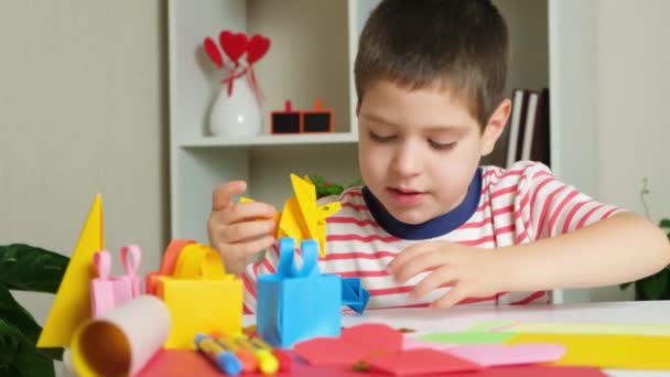 Chłopiec Bawi Się Figurkami Kota Smoka Papieru Origami — Wideo stockowe