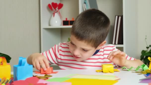 Mały Chłopiec Bawi Się Figurkami Ośmiornicy Papieru Origami — Wideo stockowe