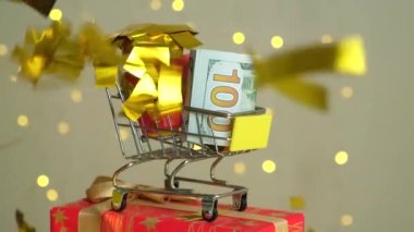 Noel ve yeni yıl için paketleri, alışverişleri, indirimleri ve hediyeleri olan alışveriş arabası..