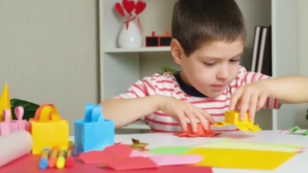 Bambino Gioca Con Statuette Polpo Fatte Carta Origami — Video Stock