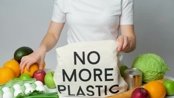 Uma Mulher Coloca Produtos Saco Ecológico Tecido Sem Mais Plástico — Vídeo de Stock