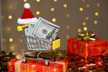 Dolar paralı Noel arabası ve Noel Baba şapkası, kış tatili indirimi.
