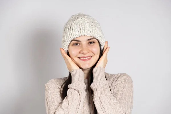 Une Femme Brune Heureuse Avec Chapeau Hiver Pull Tricoté Sourit — Photo