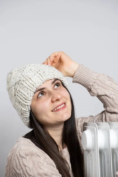 Una Donna Bruna Cappello Abbraccia Riscaldatore Olio Riscalda Inverno — Foto Stock