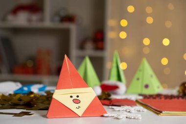 Noel origamisi kırmızı Noel Baba kağıdı, Yeni Yıl için DIY.