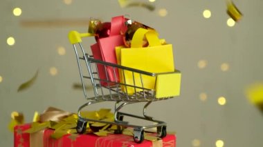 Noel ve yeni yıl için paketleri, alışverişleri, indirimleri ve hediyeleri olan alışveriş arabası..