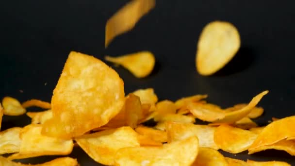 Deliciosos Batatas Fritas Crocantes Caem Cima Para Baixo Fundo Preto — Vídeo de Stock