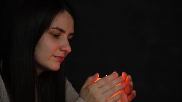 Schöne Junge Frau Brünett Bläst Eine Kerze Auf Schwarzem Hintergrund — Stockvideo