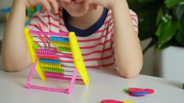 Pětiletý Chlapec Učí Počítat Abakusem Matematikou Aritmetikou Pro Předškoláky — Stock video