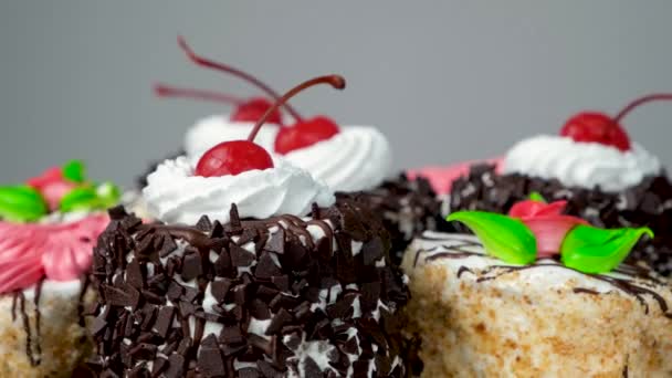 Gâteaux Chocolat Cerises Crème Tournent Sur Fond Blanc — Video