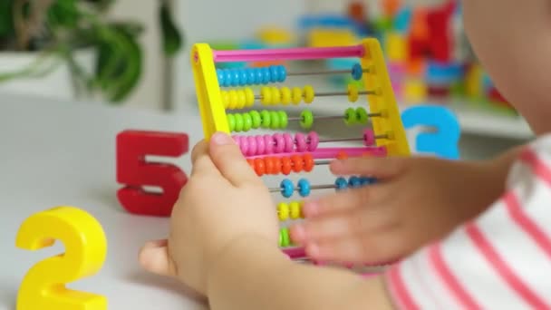 Ett Förskolebarn Leker Med Abacus Lär Sig Räkna Snurrar Runt — Stockvideo