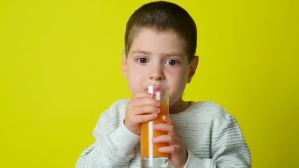 Szczęśliwy Chłopiec Lat Pije Sok Pokazuje Palcem Kamerę Liże Żółtym — Wideo stockowe