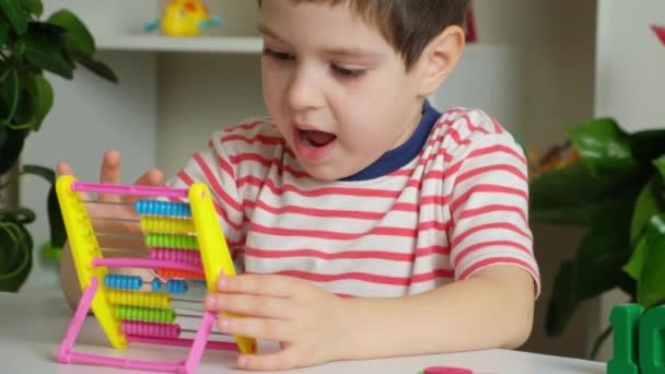 一个5岁的男孩正在学习依靠算盘 算术来上幼儿园 — 图库视频影像