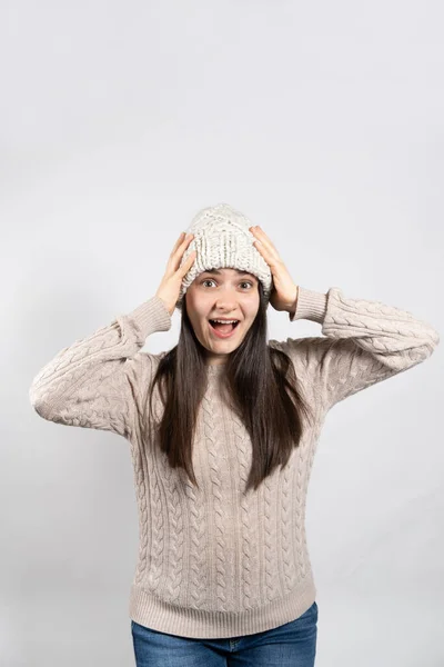 Una Giovane Donna Bruna Con Cappello Maglione Guarda Nella Fotocamera — Foto Stock