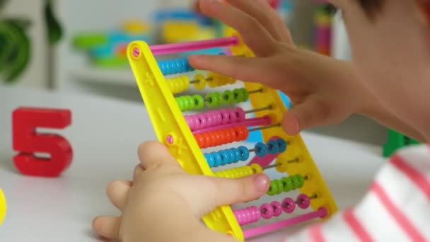 Een Kleuter Speelt Met Een Abacus Leert Tellen Draait Wielen — Stockvideo