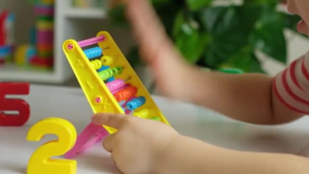 Årig Pojke Lär Sig Räkna Med Abacus Matematik Aritmetik För — Stockvideo