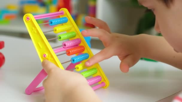 Årig Dreng Ved Lære Regne Med Abacus Matematik Regning Førskolebørn – Stock-video